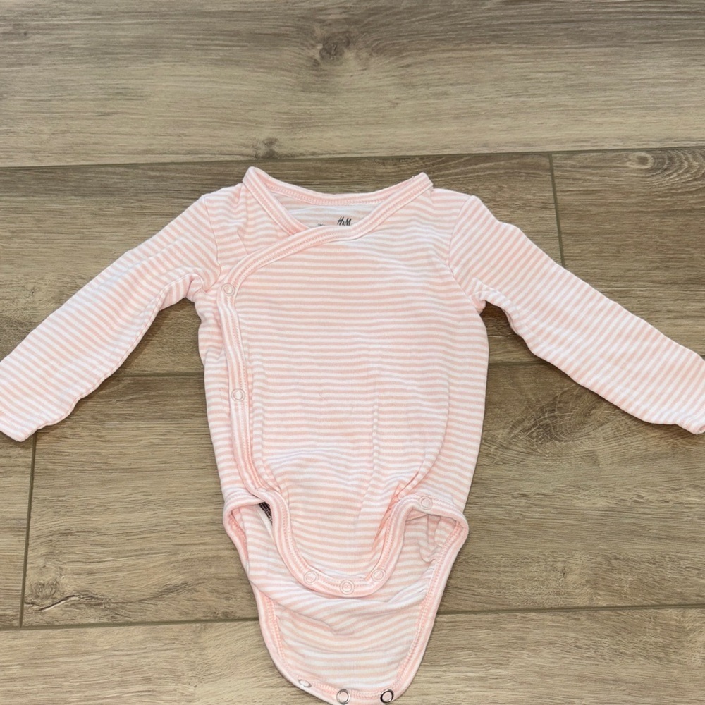 H&M Light Pink Striped Kids Bodysuit size 4-6 months organic cotton NWOT